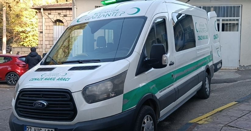 TIR’a arkadan çarpan otomobilin sürücüsü ve oğlu öldü