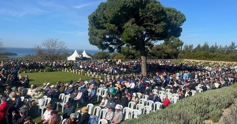 Anzak askerler Gelibolu'da 'Şafak Ayini' ile anıldı