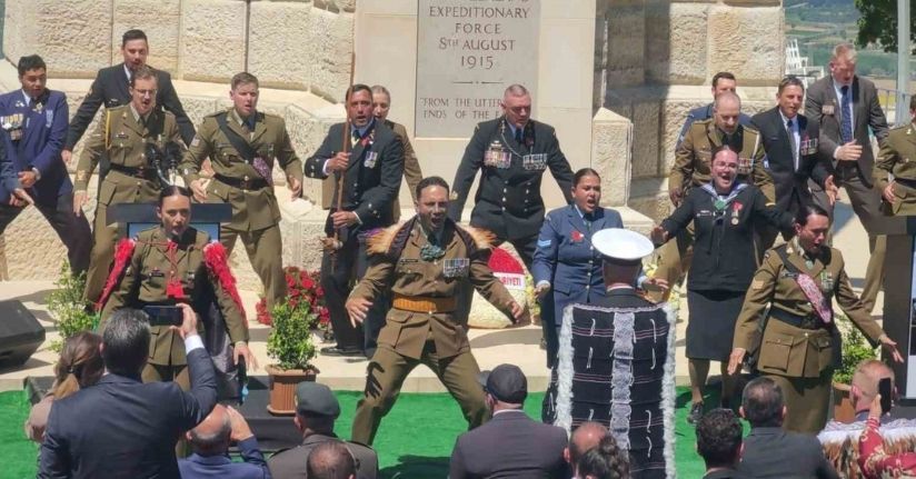 Yeni Zelanda askerleri, atalarını ’haka’ dansıyla andı