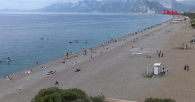 Antalya'da sıcak havayı fırsat bilenler sahile akın etti