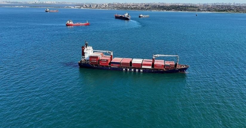Yalılara metreler kala karaya oturan gemi havadan görüntülendi