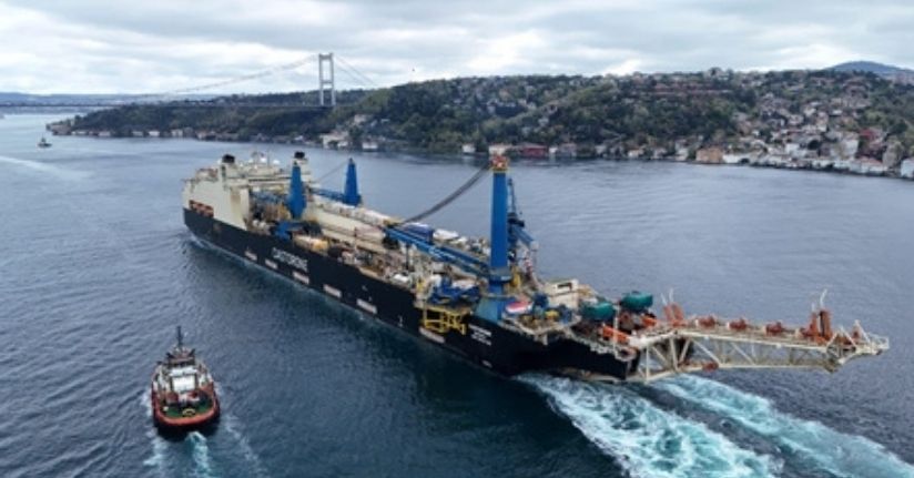 Kablo döşeme gemisi İstanbul Boğazı'ndan geçiyor