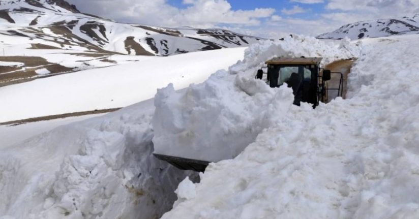 İran sınırında 3 metreyi aşan karda yol açma çalışması