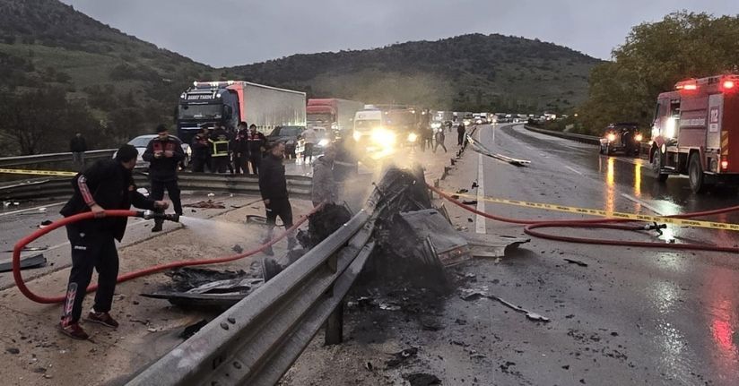 Bariyerlere çarparak yanan otomobilin sürücüsü feci şekilde can verdi