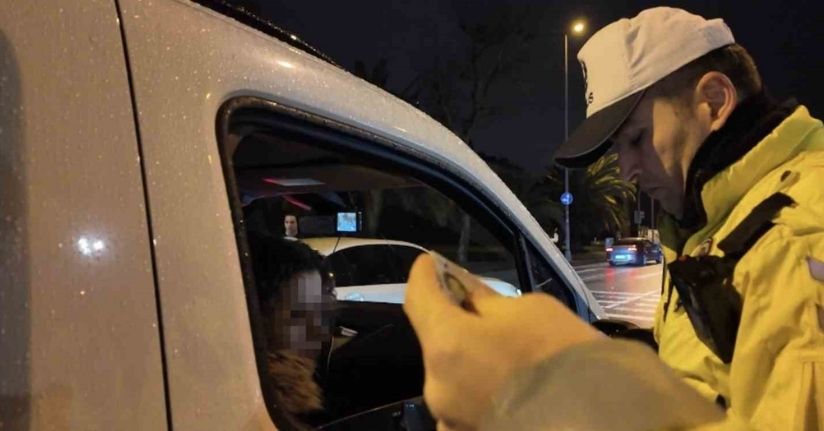 Eşinin sürüşünü beğenmeyip direksiyona geçti, ehliyetinden oldu