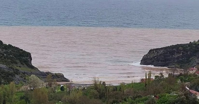 Bartın'da sağanağın ardından deniz çamur rengini aldı