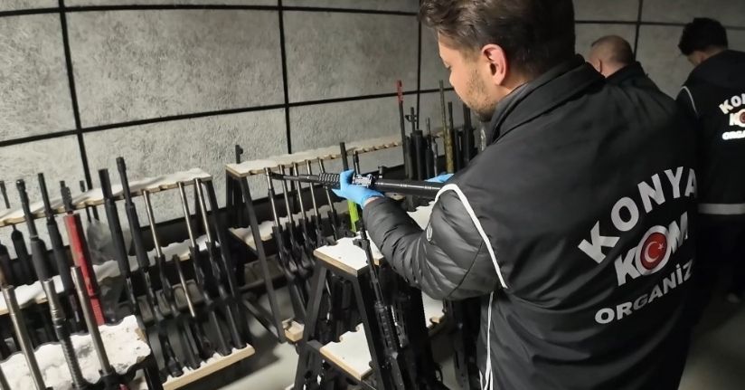 Konya’da çok sayıda yerli üretim makineli tüfek ve tabanca ele geçirildi, 11 kişi gözaltına alındı