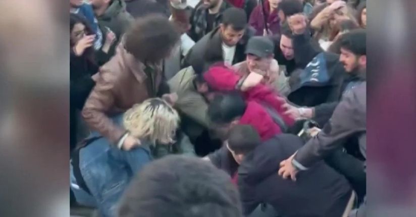 İlkay Akkaya konserinde bayraklı protestoda bulunan öğrencilere saldırı