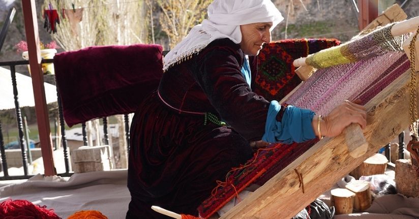 Şırnaklı kadınların ilmek ilmek işlediği seccadeler 20 bin liradan satılıyor