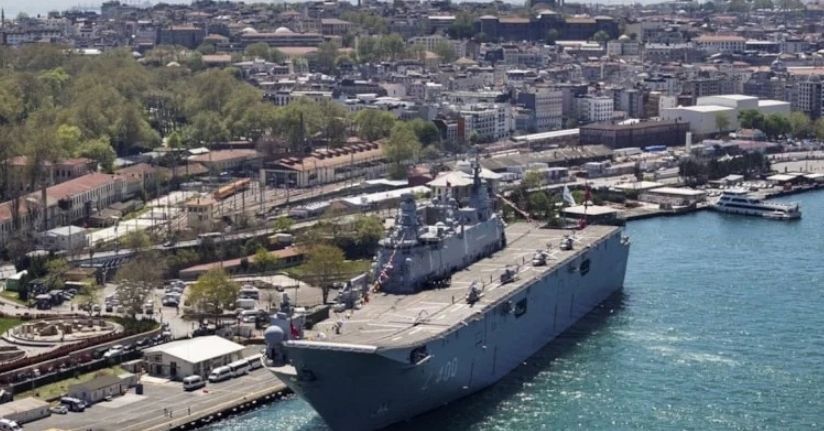 TCG Anadolu turistlerin ilgi odağı oldu