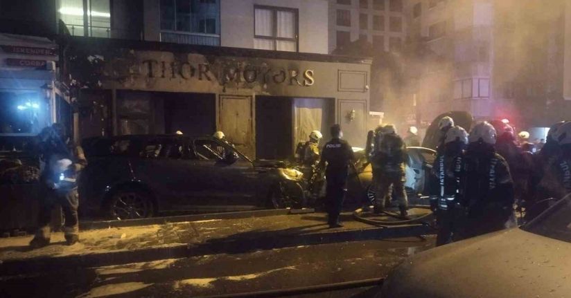 Kadıköy’de galeri önündeki park halindeki araçlar alev alev yandı
