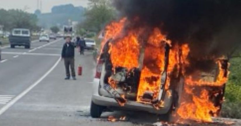 Seyir halindeki hafif ticari araç alev alev yandı