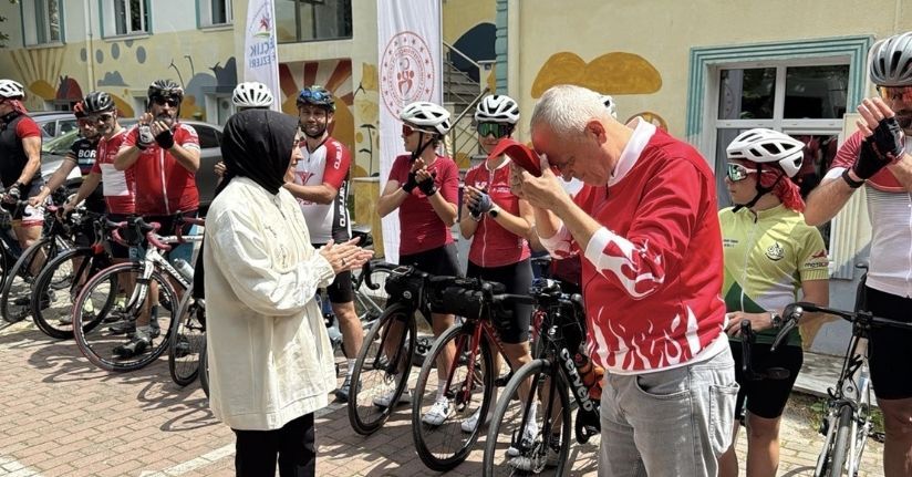 Atatürk'ün doğduğu evden alınan toprak, bisikletle Samsun'a götürülüyor