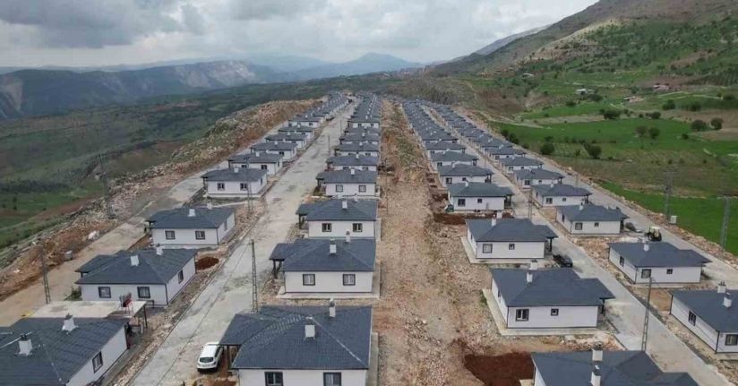 Sarp kayalıklar üzerine inşa edilen köy evleri, depremzedelere yuva oldu