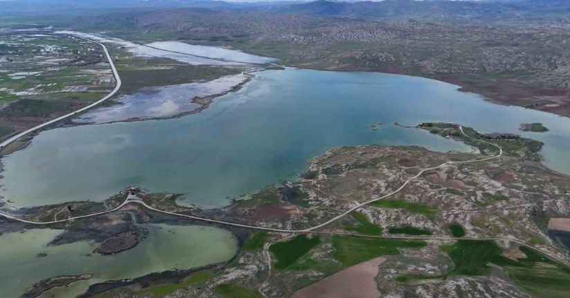 Sivas’ta kar eridi yağmurlar arttı, kentin en büyük gölü taştı