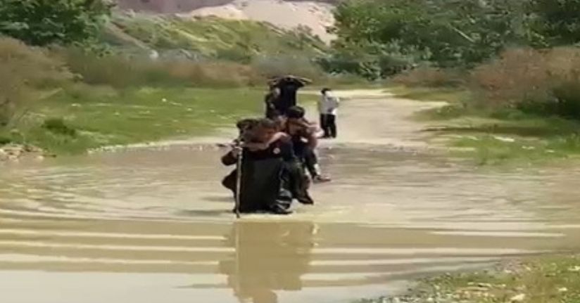 Dere kenarında mahsur kalan 5 çocuğu, itfaiyeciler sırtlarında taşıyıp kurtardı