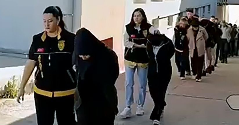 Telefonda kendilerini kamu görevlisi olarak tanıtıp, 14 milyon lira dolandıran çete çökertildi