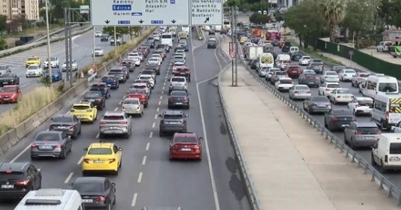 İstanbul'da haftanın ilk iş gününde trafik yoğunluğu yüzde 51 olarak ölçüldü