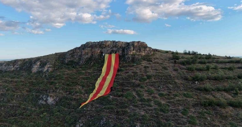 Galatasaray’ın şampiyonluğunu dağdan dev sarı-kırmızı bayrak bırakarak kutladılar