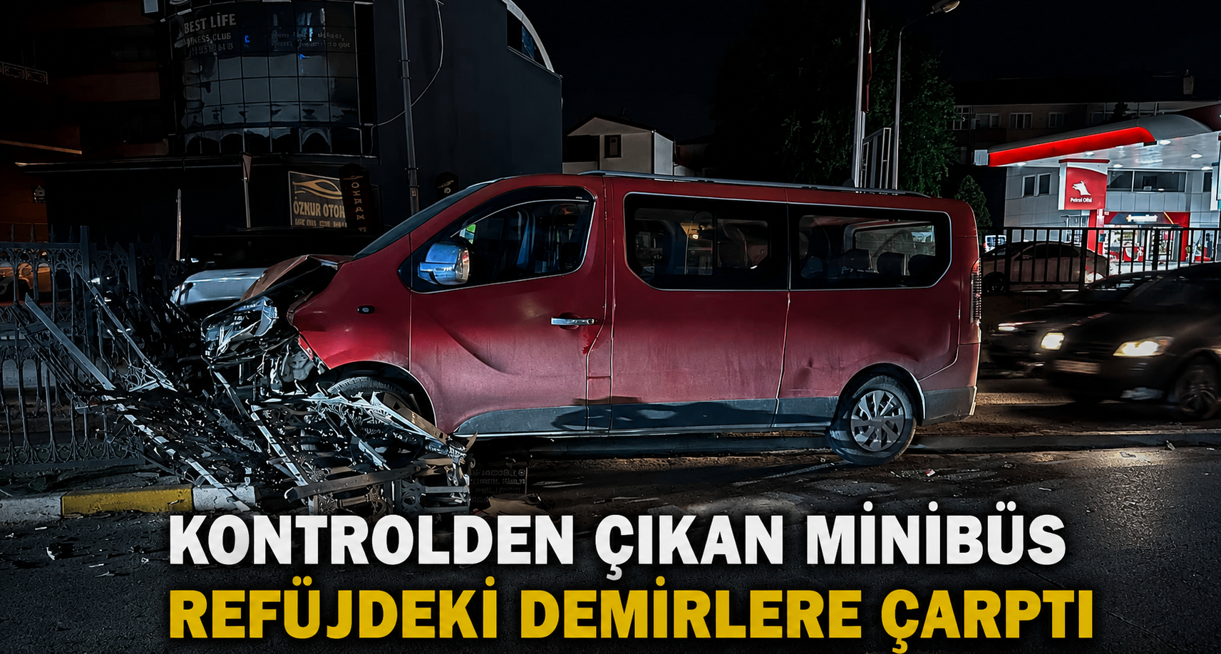 Kontrolden çıkan minibüs refüjdeki demirlere çarptı