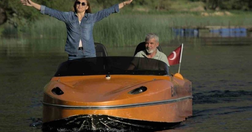 Kendi tasarımı teknesi ile turistlere nilüfer ve doğa gezisi sunuyor