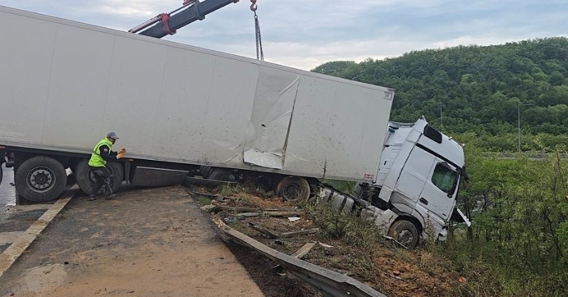 Kuzey Marmara’da otomobilin çarptığı tır bariyerleri aşıp yoldan çıktı