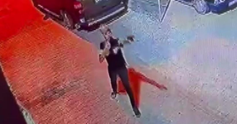 Silahı ateş almayınca panikledi, sonra yeniden ateş açtı... O anlar kamerada