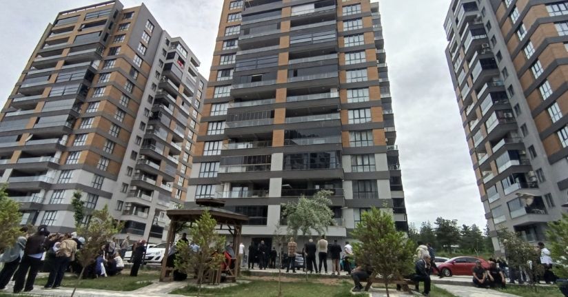 Asansörde mahsur kalanları kurtarmak isterken boşluğa düşüp öldü