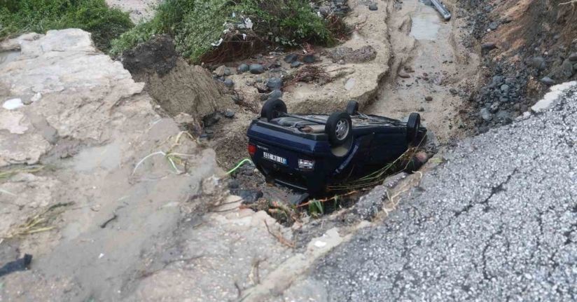 Aşırı yağışla birlikte çöken yoldan düşen otomobilin sürücüsü öldü