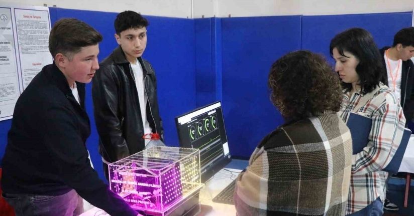 Geleceğin bilim insanları projelerini kendi okulunda sergiledi