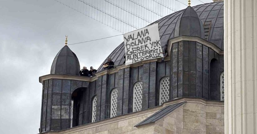 Ücretleri ödenmeyince çalıştıkları cami inşaatının kubbesine çıktılar