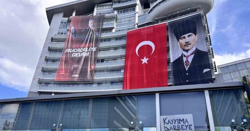 CHP, Genel Merkezi önünde çıkan tartışmada su şişeleri havada uçuştu