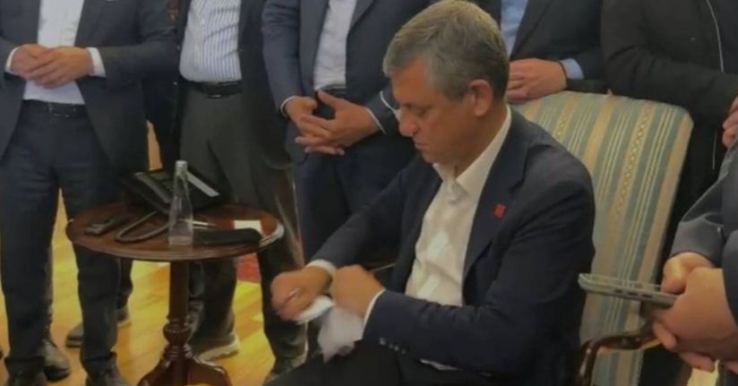 Özgür Özel kendisine verilen mutlak butlan tebligatını yırttı