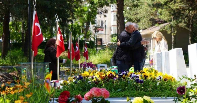 Şehit aileleri ve gazi yakınları bayram arefesinde şehitlikleri ziyaret etti