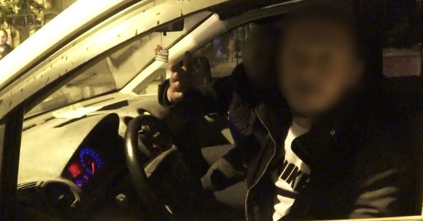 Uygulamada görüntü alan gazetecinin üzerine yürüdü: 