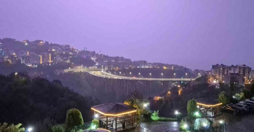 Trabzon’da yağmurla birlikte çakan şimşekler gökyüzünü aydınlattı