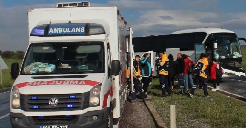 Aksaray'da tur otobüsü kaza yaptı: 16 yaralı 