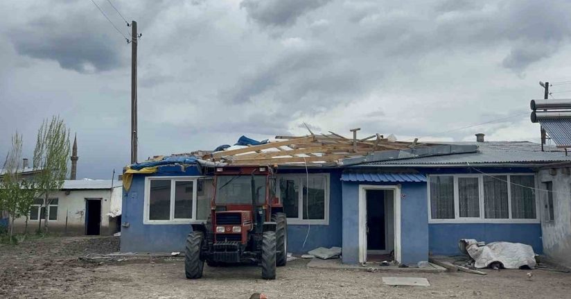 Kars’ta fırtına hayatı olumsuz etkiledi: Çatılar uçtu, güneş panelleri savruldu