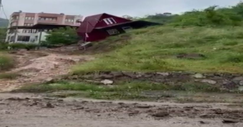 Doğu Akdeniz'de sağanak; prefabrik ev devrildi