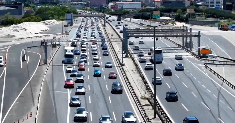 Bayramın son gününde Çamlıca gişelerindeki yoğunluk havadan görüntülendi 