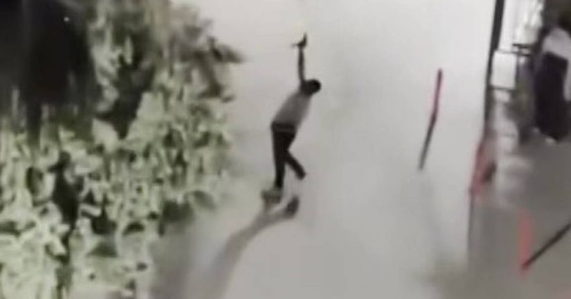 Komşusunun evine otomatik tabancayla ateş açtı