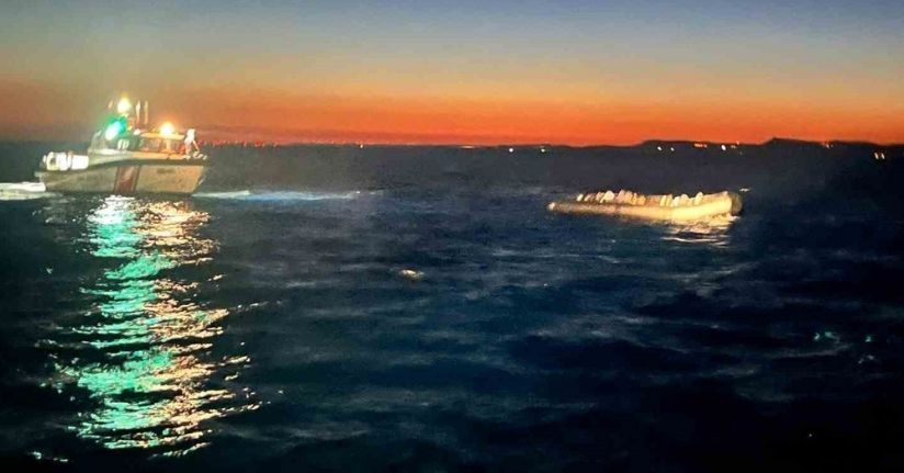 Çanakkale’de motoru arızalanan lastik botla sürüklenen 30 kaçak göçmen kurtarıldı