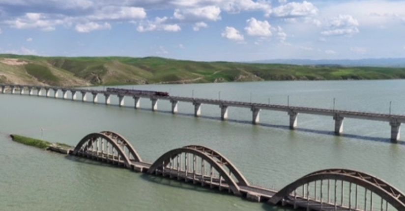 Batman'da bir kısmı su altında kalan tarihi köprü, dronla görüntülendi