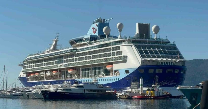 Dev gemi 2 bin 500 yolcusu ile Marmaris Limanı’na demirledi