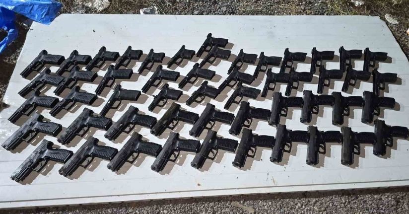 Tuzla’da toprağa gömülü kompresör tankında 20 silah ele geçirildi