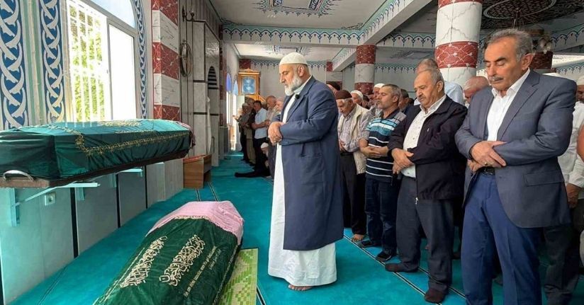 Denizli’deki otobüs faciasında hayatını kaybeden anne ve kızı İzmir’de toprağa verildi