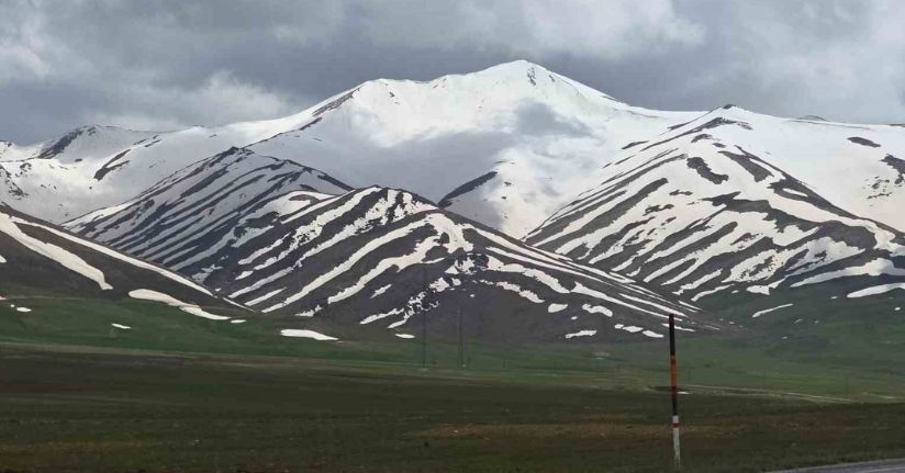 Van’daki karlı dağlar ’Zebra’ desenine büründü