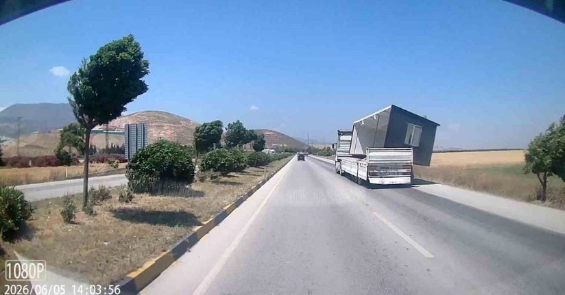 Fırtınanın, tırda taşınan konteyneri uçurduğu anlar kamerada