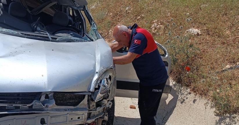 Hafif ticari araç takla attı: 1 ölü, 1 yaralı