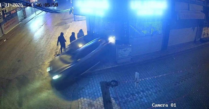 Film gibi soygun kameraya yansıdı: Kepengi araçla yıkıp 16 bin dolar çaldılar